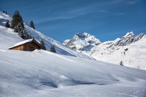 冬天白色雪地雪山雪景摄影图片